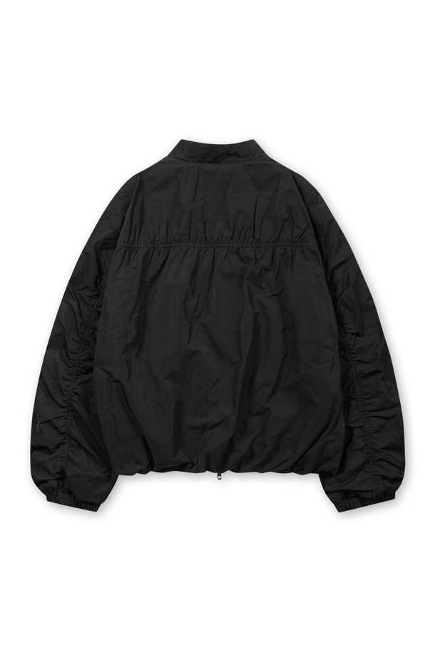 [epigram(에피그램) 여성] 패디드 셔링 점퍼는 간절기와 초겨울, 겨울 데일리룩에 어울리는 여성스러운 스타일의 아우터입니다. 부드러운 메모리 폴리 소재로 제작되었으며, 엉덩이를 덮는 기장에 레귤러핏으로 편안하게 착용 가능합니다. 블랙 색상의 무지 디자인으로 미니멀, 클래식, 캐주얼 등 다양한 스타일을 연출할 수 있습니다. 벌룬 소매와 셔링 디테일, 퀼팅, 리브드 밴딩 디자인이 돋보이며, 투웨이 지퍼 여밈 방식으로 실용성을 더했습니다. 안감은 패딩 처리되어 보온성을 높였습니다.
