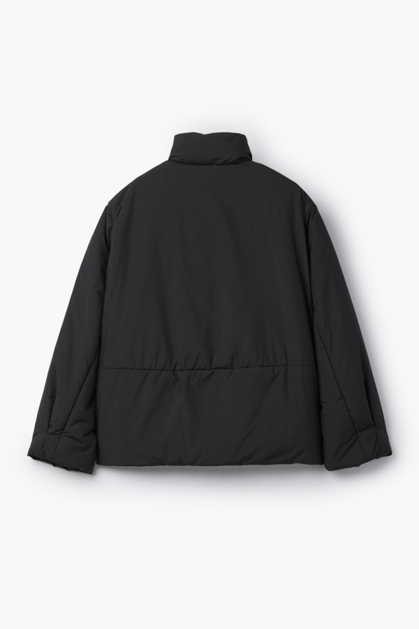 [epigram(에피그램) 여성] 하이넥 패딩 점퍼(머플러set)는 미니멀한 스타일을 추구하는 여성 고객을 위한 겨울철 필수 아우터입니다. 보온성과 경량성을 갖춘 이 패딩 점퍼는 부드러운 촉감의 나일론 소재와 두꺼운 두께감으로 제작되었습니다. 하이넥 디자인과 머플러 세트 구성으로 더욱 따뜻하고 포근한 착용감을 제공하며, 드롭숄더, 볼륨감 있는 실루엣, 소매 턱 디테일, 엘라스틱 밴딩, 드로우스트링 등의 특징으로 스타일리시함을 더했습니다. 숏 기장의 오버핏으로 다양한 룩에 매치하기 좋으며, 출근룩과 모임룩 등 TPO에 구애받지 않고 폭넓게 활용할 수 있습니다.
