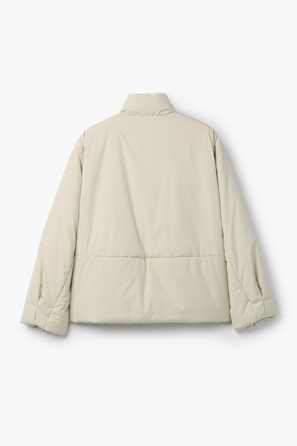 **하이넥 패딩 점퍼(머플러set)**는 겨울철 데일리룩, 동네 마실룩, 산책룩에 어울리는 미니멀하고 베이직한 스타일의 아우터입니다. 아이보리, 화이트 두 가지 색상으로 출시되었으며, 숏 기장의 오버핏 디자인으로 편안한 착용감을 선사합니다. 하이넥 디자인과 머플러 세트 구성으로 보온성을 높였으며, 드롭 숄더, 입체 패턴, 볼륨감, 소매 턱 디테일, 드로우스트링, 아웃포켓 등 다양한 특징을 갖추었습니다. 부드러운 촉감의 폴리에스터 소재로 제작되었으며, 두꺼운 두께감과 경량 패딩 안감으로 따뜻함을 유지해 줍니다. 
