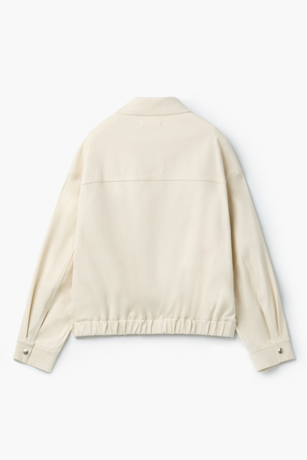 [epigram 여성] 숏 블루종 코튼 점퍼(Set-up)는 면 소재로 제작되어 부드러운 촉감을 선사하는 여성용 캐주얼 블루종입니다. 숏 기장의 레귤러핏으로 래글런 소매와 지퍼형 여밈 방식을 갖추고 있으며, 간절기나 가을에 착용하기 좋습니다. 스트링 디테일과 사이드 포켓이 있어 실용성을 더했으며, 무지 디자인으로 미니멀하고 클래식한 스타일을 연출합니다. 산책룩이나 데이트룩에 다양하게 활용할 수 있으며, 스트레치성이 있어 편안한 착용감을 제공합니다.
