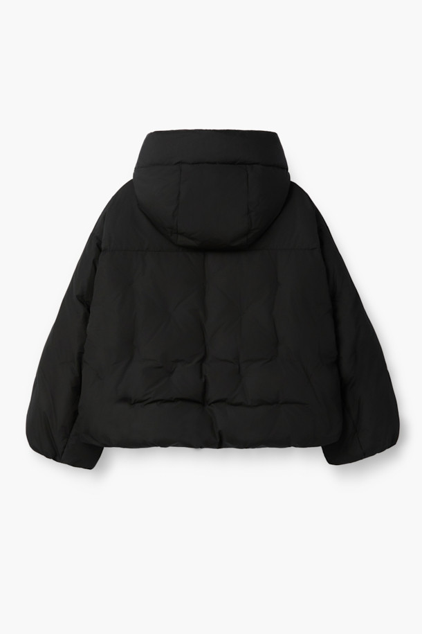 [epigram(에피그램) 여성] 후드 스티치 숏 다운은 미니멀하고 시크한 스타일을 추구하는 여성들을 위한 겨울철 필수 아우터입니다. 숏 기장과 코쿤 실루엣으로 세련된 핏을 연출하며, 드롭 숄더 디자인으로 편안함을 더했습니다. 블랙 컬러에 스티치 패턴이 은은하게 포인트가 되어 일상 및 출근룩에 모두 잘 어울립니다. 덕다운 충전재로 보온성을 높였으며, 방풍 기능과 밑단 밴딩, 소맷단 엘라스틱 밴딩, 드로우스트링, 하이넥, 히든 포켓 등의 디테일로 실용성을 더했습니다. 지퍼와 스냅 여밈 방식으로 간편하게 착용 가능하며 사이즈 조절이 용이합니다.
