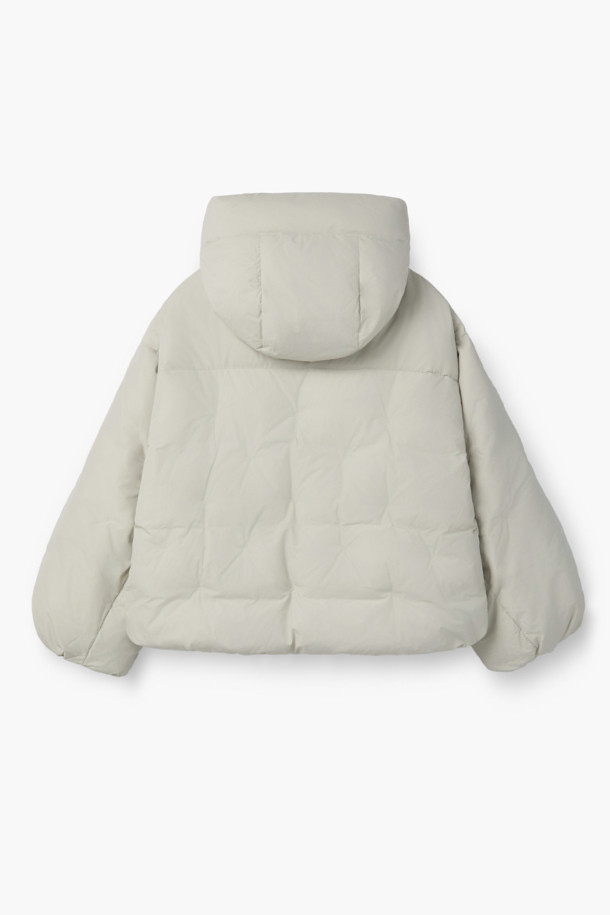 [epigram여성] 후드 스티치 숏 다운은 미니멀한 스타일의 여성용 숏패딩입니다. 하이넥 디자인과 후드가 있어 방풍 및 보온 기능이 뛰어나 겨울철 일상룩과 여행룩에 적합합니다. 덕다운 충전재와 부드러운 촉감으로 편안한 착용감을 선사하며, 오버핏으로 여유로운 실루엣을 연출합니다. 지퍼와 스냅 여밈 방식, 히든 포켓, 소매 엘라스틱 밴딩, 밑단 밴딩, 드로우스트링 등의 디테일이 돋보이며, 화이트 컬러에 무지 패턴으로 다양한 스타일에 매치하기 좋습니다. 
