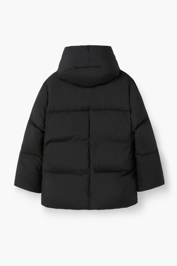 [epigram 여성] 숄카라 미들 다운은 미니멀하고 우아한 스타일을 추구하는 여성들을 위한 겨울철 필수 아이템입니다. 부드러운 촉감의 나일론 소재와 두꺼운 두께로 뛰어난 보온성을 제공하며, 숄 카라 디자인이 세련된 분위기를 연출합니다. 루즈핏으로 편안한 착용감을 선사하며, 히든 포켓, 드로우스트링, 넌퀼팅, 덕다운 충전재, 초경량, 고밀도 안감 등의 디테일이 돋보입니다. 블랙 컬러의 무지 디자인으로 출근룩, 모임룩 등 다양한 TPO에 활용 가능하며, 미니멀, 클래식, 시크한 스타일을 완성합니다. 스냅 및 더블 버튼 여밈 방식으로, 긴 소매 기장의 미디엄 기장 아우터입니다.
