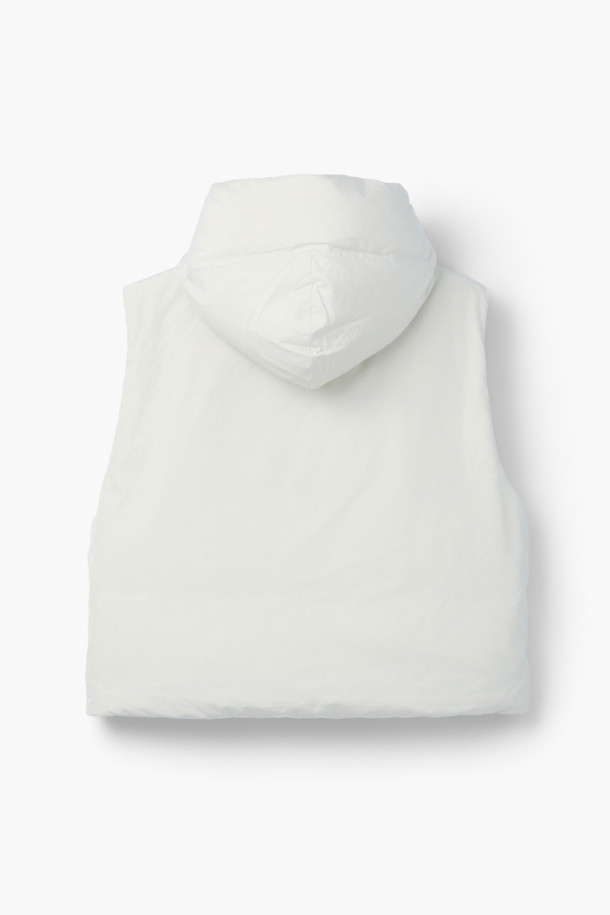 [epigram(에피그램) 여성] 스트링 다운 베스트는 간절기부터 겨울까지 폭넓게 활용 가능한 여성용 베스트입니다. 화이트 컬러의 무지 디자인으로, 캐주얼 및 베이직 스타일을 선호하는 분들께 적합합니다. 세미 오버핏으로 편안하게 착용 가능하며, 덕다운 충전재와 두꺼운 두께감으로 뛰어난 보온성을 제공합니다. 후드, 스트링 디테일, 사이드 포켓, 지퍼형 여밈 방식이 특징이며, 경량 소재로 제작되어 활동성을 높였습니다. 겨울철 데일리룩, 산책룩, 여행룩 등 다양한 TPO에 맞춰 미니멀하고 클래식한 스타일을 연출해보세요.
