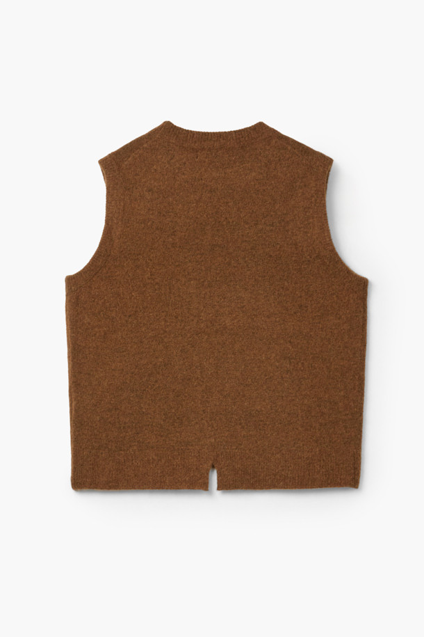 [epigram여성] 슬릿 디테일 니트 베스트는 간절기부터 초겨울까지 포근하게 착용하기 좋은 여성 니트 베스트입니다. 부드러운 알파카, 울, 나일론, 스판 혼방 소재로 제작되어 가볍고 포근한 착용감을 선사합니다. 라운드넥 디자인에 루즈핏으로 편안한 착용감을 제공하며, 브라운 컬러와 미니멀한 스타일이 특징입니다. 양 옆 슬릿 디테일이 돋보이며, 다양한 룩에 레이어드하여 클래식하면서도 세련된 스타일을 연출할 수 있습니다. 민소매 기장으로 간절기에는 단독으로, 초겨울에는 아우터와 함께 매치하여 활용하기 좋습니다.
