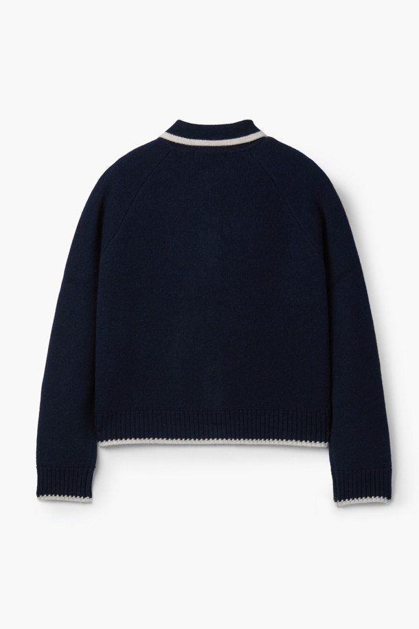 [epigram**여성**] 울 스티치 카라 가디건은 간절기부터 초겨울까지 포근하게 착용하기 좋은 여성 니트 가디건입니다. 울 100% 소재로 제작되어 부드러운 촉감을 선사하며, 슬림핏 디자인으로 여성스러운 실루엣을 연출합니다. 네이비와 화이트 두 가지 색상으로 출시되었으며, 핸드 스티치 디테일, 배색 포인트, 아웃포켓, 래글런 소매 등 섬세한 디자인이 돋보입니다. [epigram] 레터링 로고와 블루종 형태의 마감으로, 클래식하면서도 미니멀한 무드를 자아내 데이트룩, 카페룩, 겨울 데일리룩 등 다양한 TPO에 활용하기 좋습니다.
