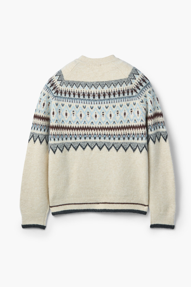 [epigram여성] 노르딕 패턴 라운드 가디건은 포근한 겨울 스타일을 완성하는 아이보리 컬러의 니트 가디건입니다. 래글런 소매와 립조직 마감으로 편안한 착용감을 선사하며, 부드러운 촉감의 두꺼운 니트 소재가 특징입니다. 노르딕 패턴과 사이드 포켓, 싸개 단추, 배색 포인트 디테일이 캐주얼한 무드를 더합니다. 라운드넥에 오버핏으로 제작되어 겨울 데일리룩, 집콕룩, 산책룩 등 다양한 TPO에 활용하기 좋습니다.
