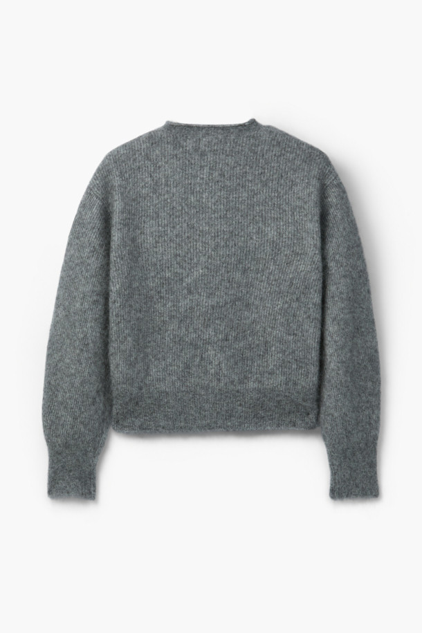 [epigram 여성] 모헤어 라운드 가디건은 부드러운 촉감의 모헤어 69% 함유된 여성용 가디건입니다. 라운드넥에 숏 기장, 긴 소매, 루즈핏으로 편안하게 착용 가능하며, 아웃포켓과 립조직, 배색 너트 단추 디테일이 특징입니다. 두꺼운 두께감으로 보온성을 높여 겨울철 데일리룩, 집콕룩, 카페룩에 활용하기 좋습니다. 미니멀하고 베이직한 디자인으로 다양한 스타일 연출이 용이합니다. 세미 드롭 숄더 디자인으로 자연스러운 실루엣을 선사합니다.
