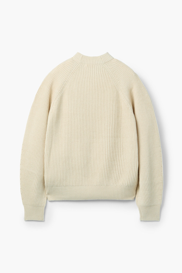 [epigram여성] 넥 슬릿 니트는 가을과 겨울, 캐주얼하고 베이직한 스타일을 연출하는 여성용 니트입니다. 아이보리, 베이지 두 가지 색상으로 제공되며, 넥 슬릿 디테일이 특징입니다. 두꺼운 두께감과 부드러운 촉감의 면 소재로 제작되었으며, 래글런 소매와 볼륨감 있는 소매 디자인이 돋보입니다. 레귤러핏에 리브 조직 밑단, 블루종 실루엣으로 편안하면서도 세련된 핏을 선사합니다. 겨울 데일리룩, 카페룩, 집콕룩 등 다양한 TPO에 활용하기 좋은 아이템입니다.
