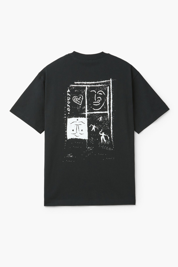 안동 탈춤 페스티벌의 흥겨움을 담아낸 블랙 컬러의 남녀공용 반팔 티셔츠입니다. 부드러운 면 소재로 제작되어 편안한 착용감을 선사하며, 봄, 여름 계절에 시원하게 즐길 수 있습니다. 캐주얼하면서도 키치한 스타일을 연출하며, 하트 형태의 안동 지도 그래픽과 하회탈 그래픽, 라바 나염 처리가 유쾌한 포인트를 더합니다. 오버핏 레귤러 기장으로 제작되었으며, 하트 자수 디테일이 돋보입니다. M, L 사이즈로 구성되어 있어, 동네 마실룩으로 편안하게 착용하기 좋습니다.
