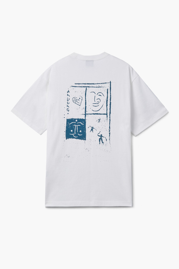 안동 탈춤 페스티벌의 흥겨움을 담아낸 오버핏 반팔 티셔츠입니다. 부드러운 면 소재로 제작되어 편안한 착용감을 선사하며, 봄, 여름 계절에 시원하게 즐기기 좋습니다. 화이트 컬러 바탕에 하트 형태의 안동 지도 그래픽, 하회탈 그래픽, 라바 나염 프린팅과 하트 자수 디테일이 돋보이는 캐주얼 스타일의 티셔츠입니다. 동네 마실룩, 여행룩, 봄 소풍룩 등 다양한 TPO에 활용 가능하며, M, L 두 가지 사이즈로 만나보실 수 있습니다. 미니멀, 스트리트 스타일을 선호하는 분들께 추천합니다.
