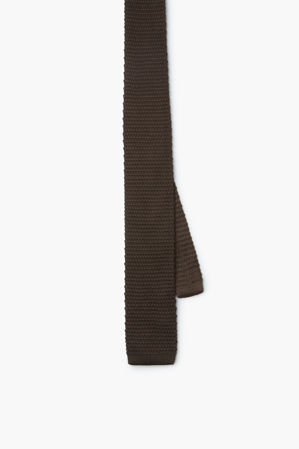 세련된 브라운 솔리드 니트 타이는 남성분들을 위한 고급스러운 스타일을 완성합니다. 폴리에스터와 니트 소재로 제작되어 톡톡한 촉감과 뛰어난 내구성을 자랑하며, 관리가 용이하여 실용적입니다. 오피스룩, 비즈니스 캐주얼, 회의룩 등 다양한 TPO에 활용 가능하며, 클래식, 캐주얼, 미니멀 스타일을 모두 아우르는 디자인입니다. 솔리드 니트 패턴은 어떤 룩에도 포인트를 더하여 세련된 이미지를 연출합니다.
