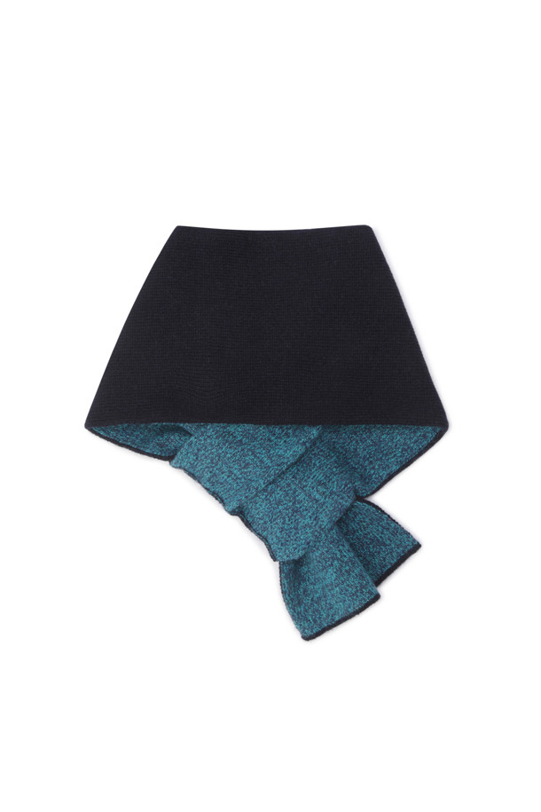 네이비와 블루 양면 배색으로 세련된 멋을 더한 홀 머플러입니다. 울과 캐시미어 소재를 사용하여 부드러운 촉감과 뛰어난 보온성을 제공하며, 72cm 기장으로 다양한 스타일 연출이 가능합니다. 홀 디테일이 디자인 포인트로, 고정하여 착용할 수 있어 실용적입니다. 가을, 겨울철 데일리룩, 산책룩, 데이트룩 등 어떤 스타일에도 잘 어울리는 베이직한 무드의 머플러입니다.
