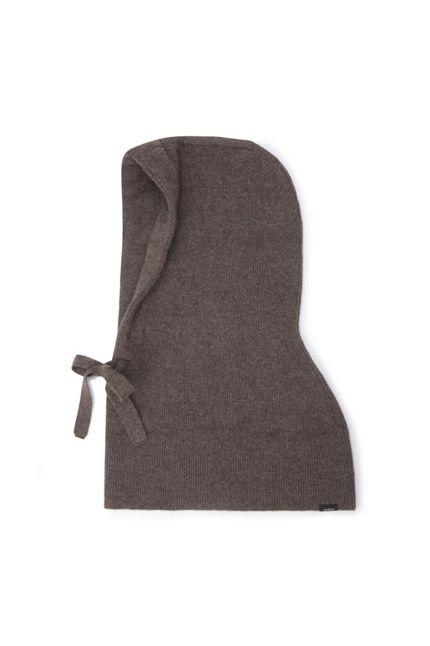 부드러운 울과 캐시미어 소재로 제작된 브라운 컬러의 니트 바라클라바입니다. 깊은 모자 깊이와 넥 라인이 여유로운 디자인으로, 보온성을 높여 겨울철 따뜻하게 착용할 수 있습니다. 무지 패턴에 리본 장식이 더해져 클래식하면서도 미니멀한 스타일을 연출합니다. 아우터 안팎으로 스타일링이 가능하며, 부드러운 촉감으로 편안하게 착용할 수 있습니다. 남녀 모두 착용 가능하며, 겨울철 일상룩에 포인트를 더해줍니다.
