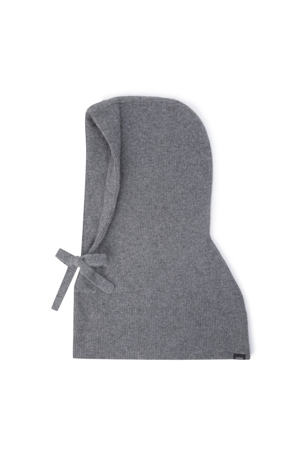 부드러운 울과 캐시미어 혼방 소재로 제작되어 뛰어난 보온성을 자랑하는 니트 바라클라바입니다. 깊은 모자 깊이와 여유로운 핏으로 편안한 착용감을 선사하며, 넥 라인 아래 여유있는 디자인은 활동성을 높여줍니다. 무지 디자인에 리본 장식이 더해져 클래식, 미니멀, 캐주얼 등 다양한 스타일과 매치하기 좋습니다. 겨울철 일상룩은 물론, 캠핑룩과 겨울 스포츠 활동 시에도 따뜻하게 착용할 수 있으며, 아우터 안팎으로 스타일리시하게 연출 가능합니다. 그레이 컬러로 어떤 옷에도 잘 어울립니다.
