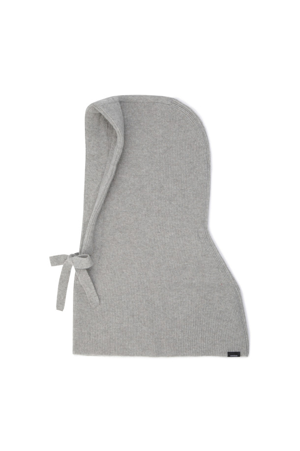 울과 캐시미어 소재로 제작되어 부드러운 촉감을 선사하는 니트 바라클라바입니다. 깊은 모자 깊이와 두꺼운 두께로 뛰어난 보온성을 제공하며, 겨울철 추위로부터 얼굴 전체를 포근하게 감싸줍니다. 넥 라인이 여유롭게 디자인되어 아우터 안팎으로 자유롭게 착용 가능하며, 무지 디자인으로 미니멀, 클래식, 캐주얼 등 다양한 스타일과 매치하기 좋습니다. 남녀 모두 착용 가능한 디자인으로, 활용도 높은 겨울철 필수 아이템입니다.
