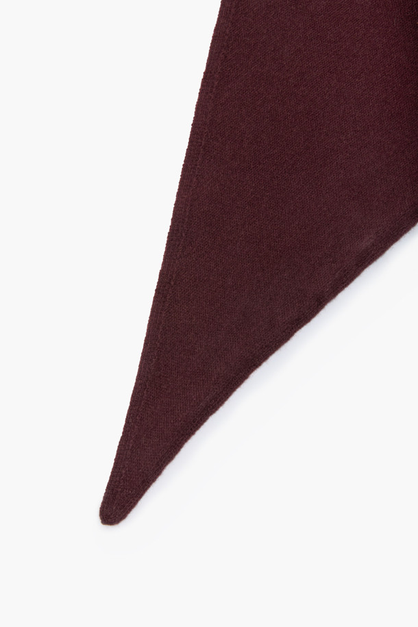 부드러운 울과 캐시미어 혼방 소재로 제작된 삼각 머플러입니다. 와인 컬러의 무지 디자인으로, 가을과 겨울철 데일리룩에 따뜻함과 스타일을 더해줍니다. 얇은 두께감으로 답답함 없이 착용 가능하며, 보온 기능을 갖춰 실용적입니다. 삼각형 형태로 헤어 스카프 또는 레이어드 악세사리로도 활용할 수 있어 다양한 스타일 연출이 가능합니다. 클래식, 미니멀, 캐주얼 등 어떤 스타일에도 잘 어울리는 베이직 아이템입니다.
