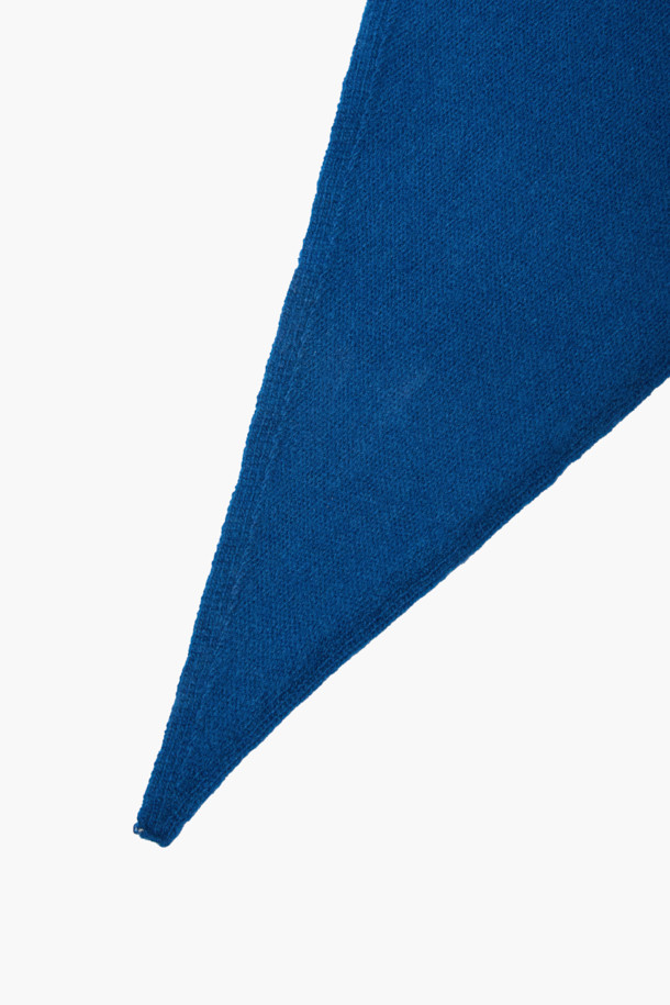 부드러운 촉감의 울과 캐시미어 혼방 소재로 제작된 삼각 머플러입니다. 가을, 겨울 시즌 데일리룩에 따뜻함과 스타일을 더해줄 베이직한 디자인의 무지 머플러입니다. 넉넉한 사이즈감으로 머플러, 헤어 스카프, 레이어드 악세사리 등 다양하게 활용 가능하여 활용도가 높습니다. 클래식, 미니멀, 캐주얼 등 어떤 스타일에도 잘 어울리며, 겨울철 산책룩, 카페룩에도 포인트를 줄 수 있습니다. 시원한 블루 컬러가 세련된 느낌을 더합니다.
