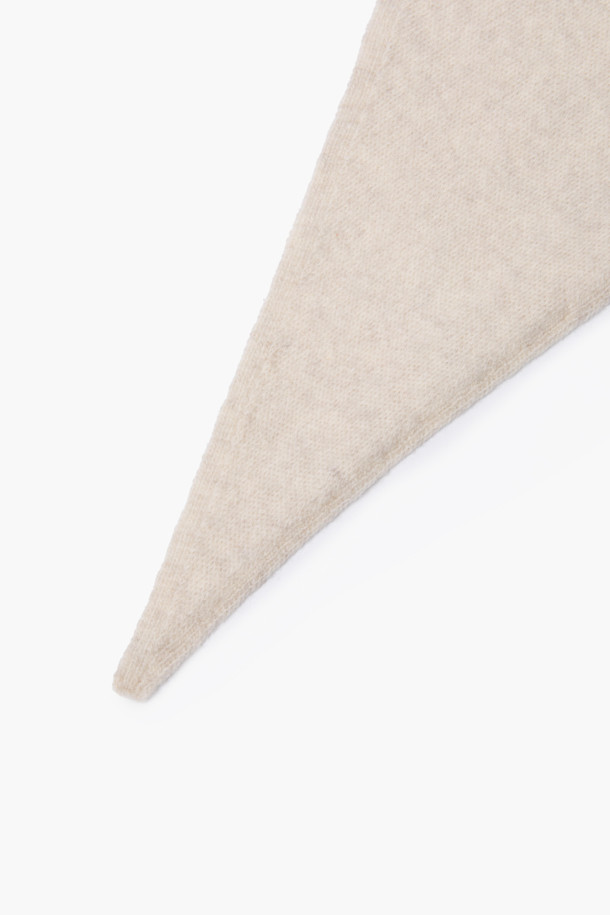 부드러운 울과 캐시미어 소재로 제작되어 포근한 착용감을 선사하는 삼각 머플러입니다. 가을, 겨울 시즌에 어울리는 얇은 두께감으로, 보온성을 유지하면서도 답답함 없이 착용할 수 있습니다. 베이직한 디자인과 무지 패턴으로 어떤 스타일에도 잘 어울립니다. 삼각형 형태로, 머플러, 헤어 스카프, 레이어드 악세사리 등 다채로운 연출이 가능합니다. 겨울 데일리룩, 산책룩, 여행룩 등 다양한 TPO에 맞춰 클래식, 미니멀, 캐주얼 무드로 활용해보세요. 3가지 컬러로 구성되어 취향에 따라 선택할 수 있습니다.
