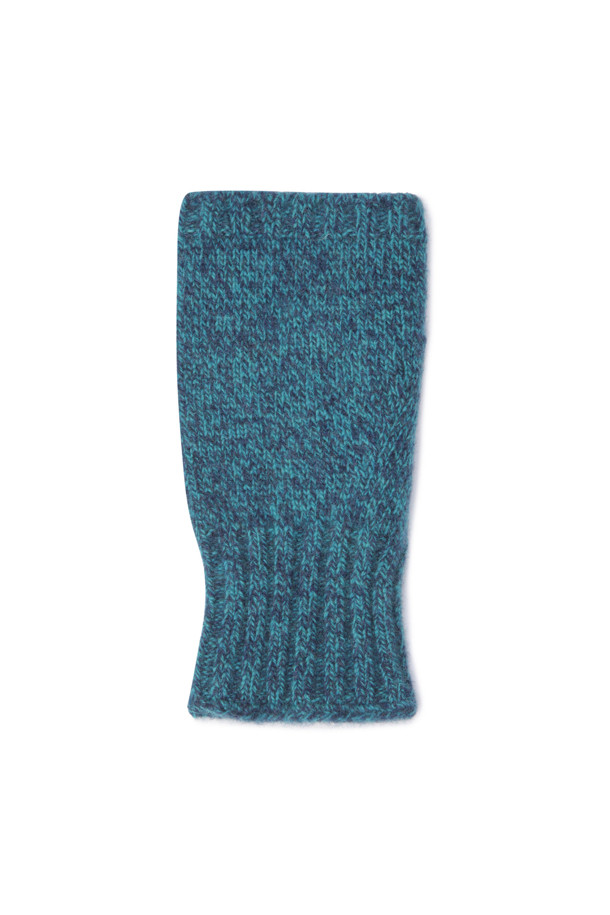 부드러운 울과 캐시미어 혼방 소재로 제작되어 포근한 착용감을 선사하는 니트 워머 장갑입니다. 겨울철 추위로부터 손을 따뜻하게 보호하며, 베이직한 디자인과 블루 컬러로 어떤 스타일에도 잘 어울립니다. 핸드워머 형태로 제작되어 손목까지 따뜻하게 감싸주고, 스마트폰 터치가 가능하여 편리합니다. 스타일리시한 겨울 데일리룩, 산책룩, 집콕룩을 연출하고 싶을 때 활용하기 좋으며, 니트 비니와 함께 착용하여 더욱 따뜻하고 세련된 스타일을 완성할 수 있습니다. 무지 패턴에 두꺼운 두께감으로 보온성을 높였습니다.
