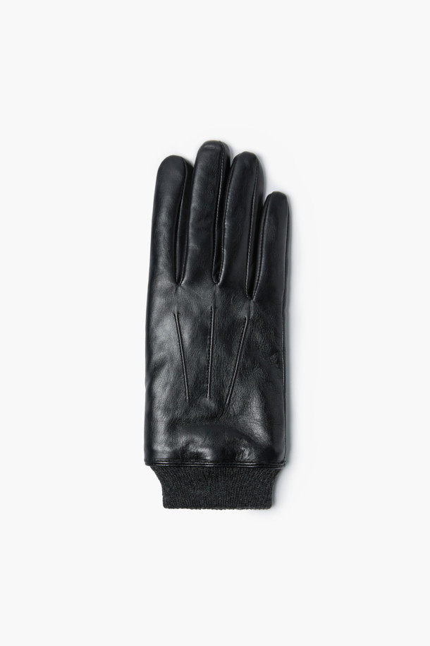 부드러운 천연 양가죽 소재의 블랙 양가죽 장갑입니다. 램스킨을 사용하여 촉감이 뛰어나고, 겨울철 보온성을 높여줍니다. 검지 손가락에 스마트 터치 기능이 있어 편리하게 스마트 기기를 사용할 수 있습니다. 베이직하고 클래식한 디자인으로 출근룩이나 데일리룩에 잘 어울립니다. 미니멀한 스타일을 즐기는 분들께 추천합니다.
