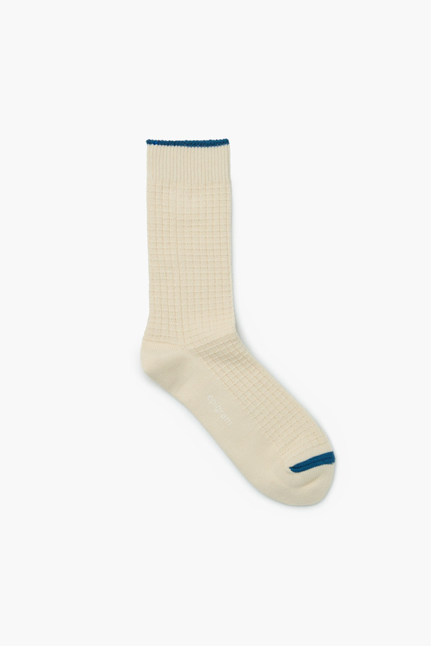 FW 와플 니트 양말은 부드러운 코튼 혼방 소재로 제작되어 편안한 착용감을 선사합니다. 와플 조직감과 발목 위 기장으로 포근함과 스타일리시함을 동시에 갖췄습니다. 베이지와 블루 두 가지 색상으로 출시되어 다양한 룩에 매치하기 용이하며, 배색 라인 디테일이 돋보입니다. 일상생활은 물론, 산책룩과 같은 편안한 TPO에 캐주얼, 미니멀, 클래식 스타일을 더해 센스 있는 룩을 연출해보세요. 사계절 내내 활용 가능한 실용적인 아이템입니다.
