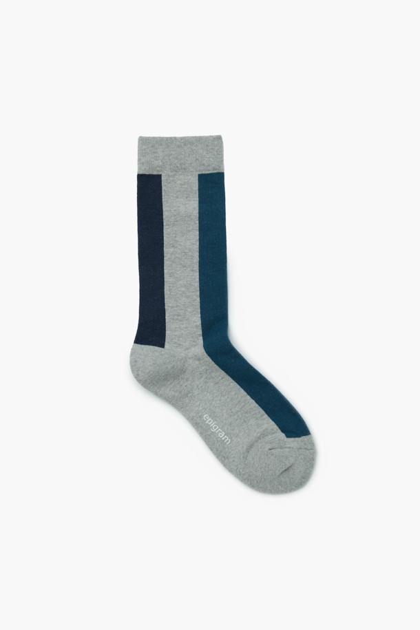 FW 컬러블록 양말은 그레이와 네이비 컬러, 3가지 배색의 컬러블록 디자인으로 포인트를 더한 양말입니다. 부드러운 면 소재로 제작되어 사계절 내내 편안하게 착용할 수 있으며, 신축성 있는 소재로 활동성을 높였습니다. 발목 위로 올라오는 기장과 바닥 파일지 사양으로 편안함과 안정감을 제공합니다. 캐주얼, 미니멀, 클래식 스타일은 물론 동네 마실룩, 산책룩 등 다양한 TPO에 활용하기 좋습니다. 일상에서 멋과 편안함을 동시에 누려보세요.

