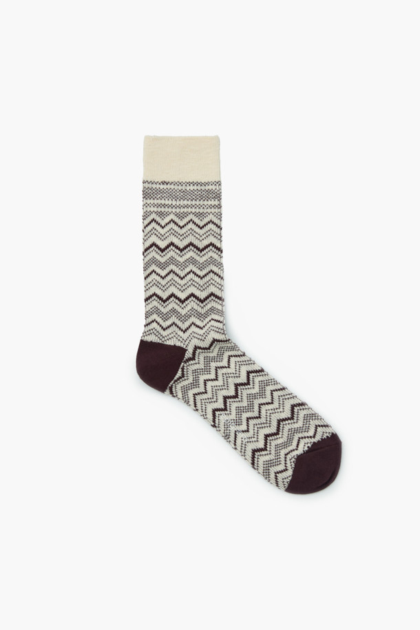 FW 페어아일 양말은 가을, 겨울 시즌에 어울리는 공용 양말입니다. 부드러운 면 소재로 제작되어 편안한 착용감을 선사하며, 발목 위까지 올라오는 기장으로 따뜻하게 발을 감싸줍니다. 아이보리, 브라운 두 가지 색상으로 제공되며, 페어아일 무늬가 돋보여 캐주얼, 클래식, 미니멀 스타일 모두에 잘 어울립니다. 집콕룩, 가을 나들이룩, 겨울 데일리룩 등 다양한 TPO에 활용하기 좋습니다.
