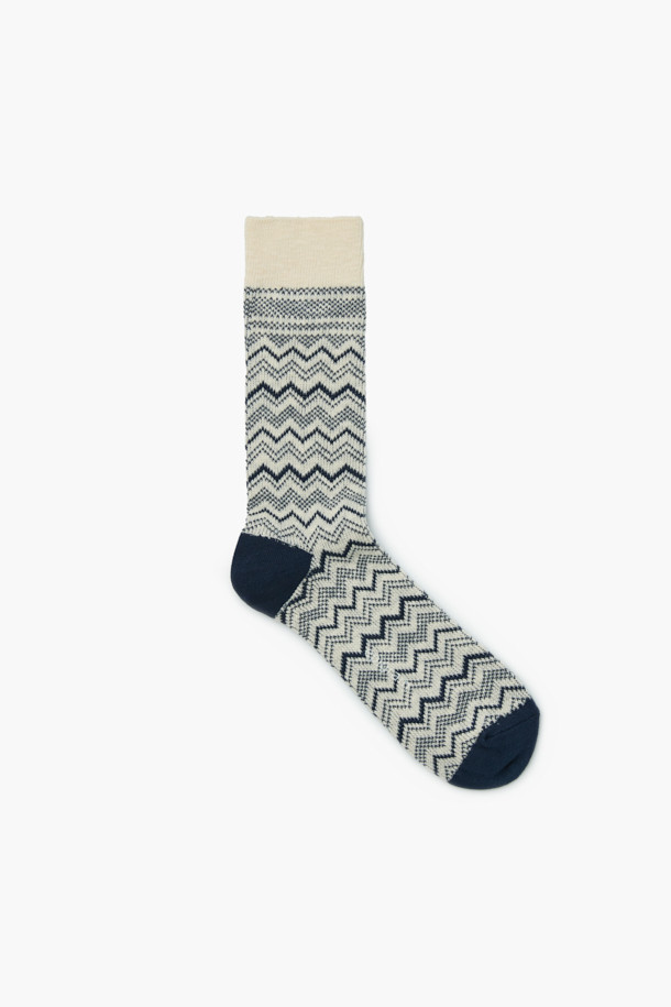 FW 페어아일 양말은 가을, 겨울철 따뜻하고 포근하게 발을 감싸주는 양말입니다. 아이보리, 네이비 두 가지 색상으로 출시되어 어떤 룩에도 매치하기 용이합니다. 부드러운 촉감의 면 혼방 소재로 제작되었으며, 페어아일 패턴이 돋보이는 디자인입니다. 발목 위로 올라오는 기장으로 보온성을 높였으며, 신축성이 있어 편안한 착용감을 선사합니다. 캐주얼, 미니멀, 클래식 스타일의 겨울 데일리룩, 산책룩, 집콕룩에 활용하기 좋습니다.
