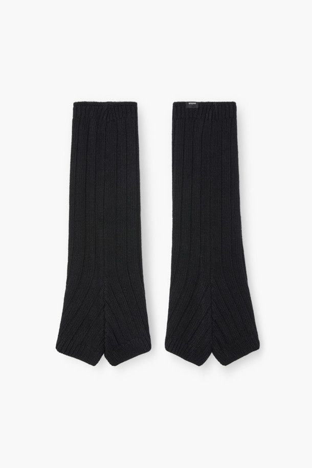 [epigram(에피그램) 여성] 메리노 울 레그 워머는 포근함을 더하는 가을, 겨울 필수 아이템입니다. 메리노 울 100% 소재로 제작되어 부드러운 촉감과 뛰어난 보온성을 자랑하며, 루즈핏 디자인으로 편안하게 착용할 수 있습니다. 무릎 아래까지 따뜻하게 감싸주는 긴 기장에 옆선 트임 디테일을 더해 활동성을 높였으며, 신발 위까지 덮어 더욱 따뜻하게 연출할 수 있습니다. 베이직한 골지 패턴과 블랙, 브라운 두 가지 색상으로 출시되어 클래식, 미니멀, 캐주얼 등 다양한 스타일과 쉽게 매치할 수 있습니다. 겨울 데일리룩, 산책룩, 집콕룩 등 어떤 TPO에도 잘 어울리는 활용도 높은 레그 워머입니다.
