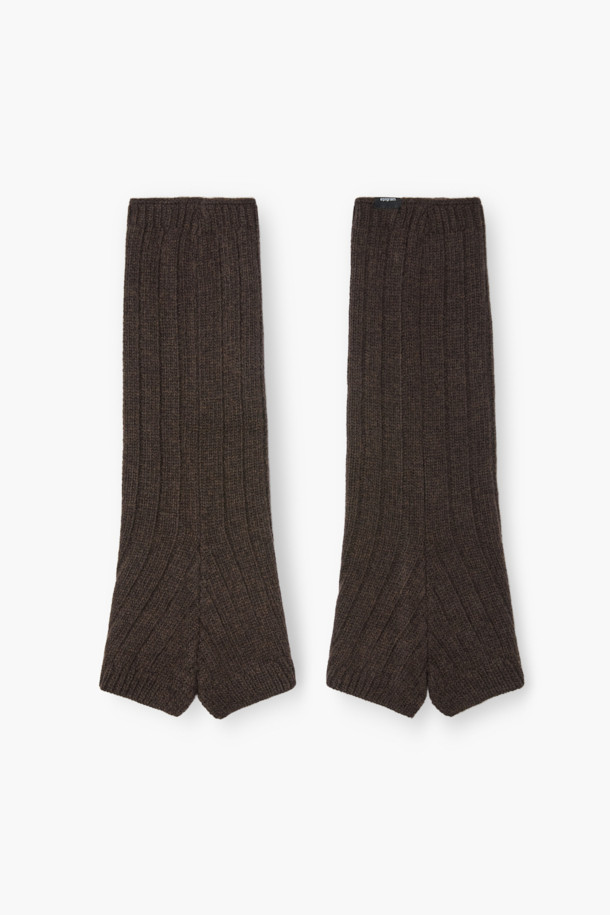 [epigram 여성] 메리노 울 레그 워머는 가을, 겨울 시즌에 활용하기 좋은 여성용 레그 워머입니다. 부드러운 촉감의 메리노 울 소재로 제작되어 보온성을 높였으며, 루즈한 실루엣과 옆선 트임 디테일로 포인트를 더했습니다. 블랙, 브라운 두 가지 색상으로 출시되었으며, 신발까지 덮는 디자인으로 더욱 따뜻하게 착용할 수 있습니다. 미니멀, 클래식, 캐주얼 스타일의 겨울 데일리룩, 산책룩, 집콕룩에 매치하여 포근하고 멋스러운 분위기를 연출해보세요.
