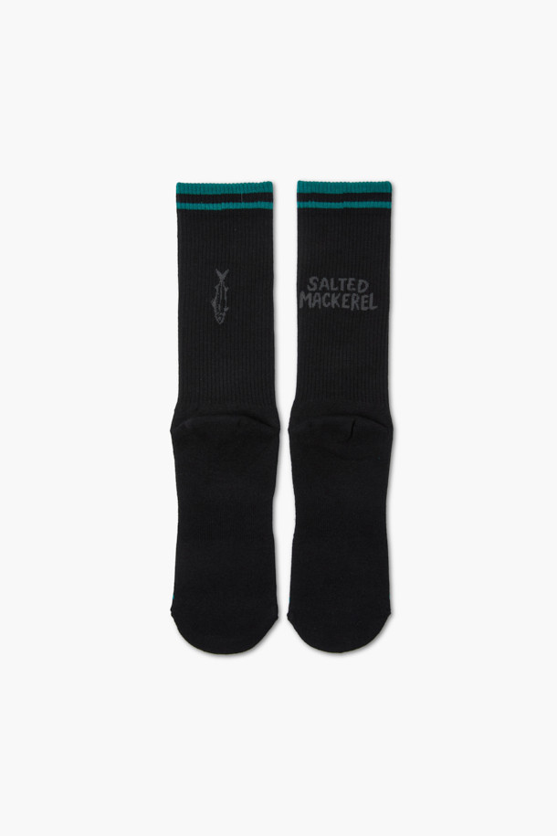 고등어 아트웍 양말은 발목 위 기장으로 제작되어 편안한 착용감을 제공합니다. 면과 혼방 소재로 사계절 내내 활용 가능하며, 흡습 기능으로 쾌적함을 유지합니다. 블랙과 청록색 두 가지 컬러로 만나볼 수 있으며, 고등어 아트웍과 레터링 프린트가 캐주얼하고 미니멀한 스타일을 연출합니다. 일상, 집콕, 산책 등 다양한 TPO에 잘 어울리는 아이템입니다. 바닥 파일지 사양으로 내구성을 높였습니다.
