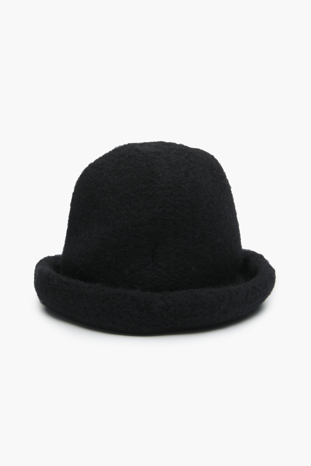 부드러운 알파카와 울 혼방 소재로 제작된 여성 니트 버킷햇입니다. 깊은 모자 깊이와 일반 챙 넓이, 두꺼운 두께감으로 겨울철 보온성을 높여줍니다. 무지 디자인의 블랙 컬러로 어떤 스타일에도 쉽게 매치할 수 있습니다. 포근하고 폭신한 촉감과 눌러쓰기 좋은 핏으로 편안하게 착용 가능하며, 클래식, 미니멀, 캐주얼 스타일의 겨울 데일리룩, 산책룩, 데이트룩에 트렌디함을 더해줍니다.
