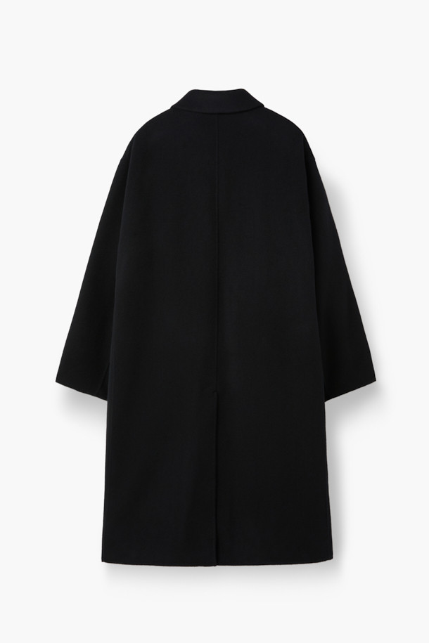 세련된 블랙 컬러의 핸드메이드 코트입니다. 울과 캐시미어 혼방 소재로 제작되어 부드러운 촉감과 뛰어난 보온성을 자랑하며, 한겨울에도 따뜻하게 착용할 수 있습니다. 롱 기장에 오버핏으로 디자인되어 미니멀하면서도 클래식한 스타일을 연출하며, 출근룩, 오피스룩, 모임룩 등 다양한 TPO에 활용 가능합니다. 뒷 슬릿, 웰트 포켓, 인포켓 디테일과 comfortemp® 패딩 안감으로 실용성을 높였습니다. 버튼 여밈 방식의 긴소매 코트로 시크한 분위기를 더해보세요.
