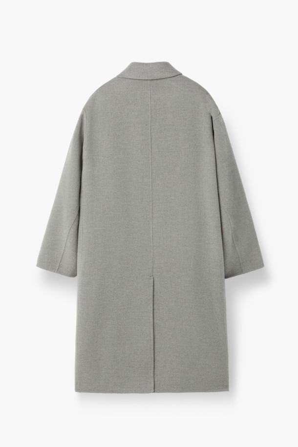 미니멀하고 세련된 무드의 핸드메이드 코트입니다. 울과 캐시미어 혼방 소재로 제작되어 부드러운 촉감과 뛰어난 보온성을 자랑하며, 겨울철에도 따뜻하게 착용할 수 있습니다. 롱 기장과 오버핏 디자인으로 편안하면서도 시크한 스타일을 연출하며, 버튼 여밈 방식과 싱글 코트 타입으로 클래식한 매력을 더했습니다. 웰트 포켓, 인포켓, 뒷 슬릿, comfortemp® 패딩 안감 디테일로 실용성을 높였으며, 오피스룩, 출근룩, 모임룩 등 다양한 TPO에 활용 가능합니다.

