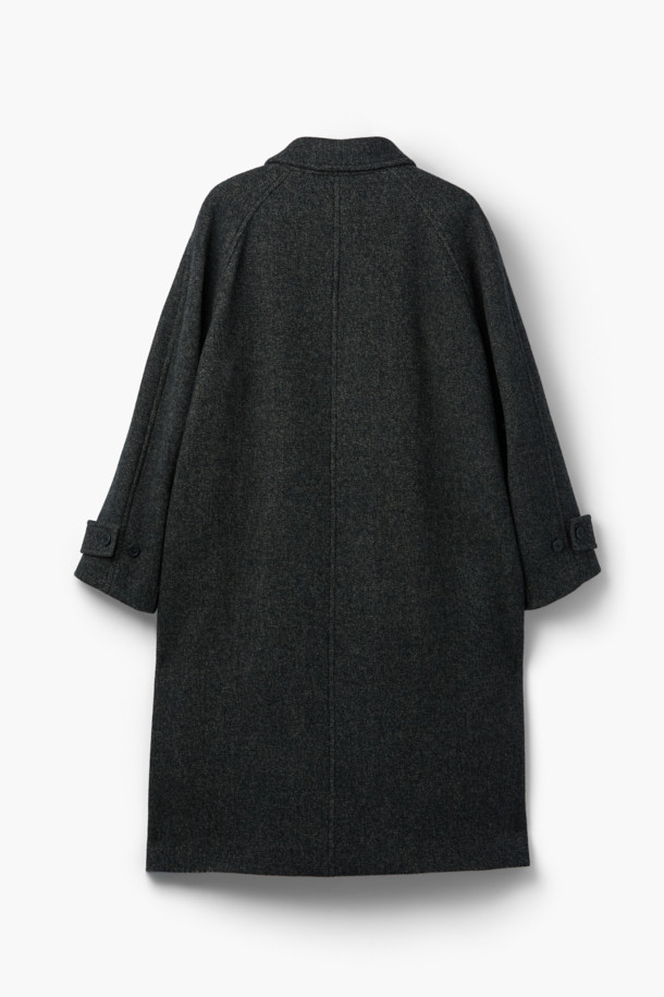 **패턴 발마칸 코트**는 겨울철 일상, 출근룩, 모임룩, 데이트룩에 모두 어울리는 클래식하고 모던한 스타일의 아우터입니다. 울과 나일론 혼방 소재로 제작되어 보온성과 경량성을 동시에 갖췄으며, 히든 플래킷, 버튼, 스냅 여밈 방식을 통해 깔끔한 실루엣을 연출합니다. 긴 소매와 넥마스크형 비조 탈부착 기능, 사이드 슬릿, 소매 버튼 비조 디테일이 돋보입니다. 무지 패턴으로 어떤 옷에도 쉽게 매치할 수 있어 미니멀하고 캐주얼한 스타일을 즐기는 분들께 추천합니다.
