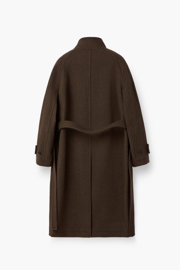 세련된 남성미를 선사하는 스탠드넥 벨티드 코트입니다. 부드러운 울 소재로 제작되어 뛰어난 촉감과 보온성을 자랑하며, 가을과 겨울 시즌에 적합합니다. 하이넥 디자인과 탈부착 가능한 허리 벨트가 클래식하면서도 세련된 스타일을 연출하며, 웰트 포켓, 뒷면 슬릿, 소매 비조 디테일이 고급스러움을 더합니다. 세미 오버핏으로 제작되어 편안한 착용감을 제공하며, 오피스룩, 비즈니스 캐주얼, 모임룩 등 다양한 TPO에 활용 가능합니다. 브라운 컬러의 무지 디자인으로 미니멀하고 클래식한 매력을 선사합니다.
