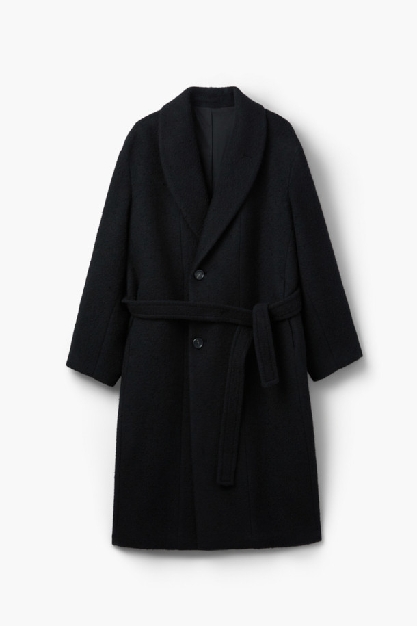 **카센티노 숄카라 벨티드 코트**는 여성스러운 실루엣을 강조하는 겨울철 필수 아우터입니다. 부드러운 울 소재의 두꺼운 카센티노 조직으로 제작되어 높은 보온성을 제공하며, 오버핏과 A라인 핏으로 편안하면서도 세련된 스타일을 연출합니다. 숄카라 디자인과 탈부착 가능한 벨트, 웰트 포켓, 뒤쪽 맞주름 디테일이 특징이며, 클래식, 미니멀, 시크한 스타일을 즐기는 분들께 오피스룩, 출근룩, 모임룩으로 추천합니다. 긴 소매 기장과 맥시 기장으로 우아함을 더하며, 블랙 컬러는 어떤 옷에도 잘 어울려 활용도가 높습니다.
