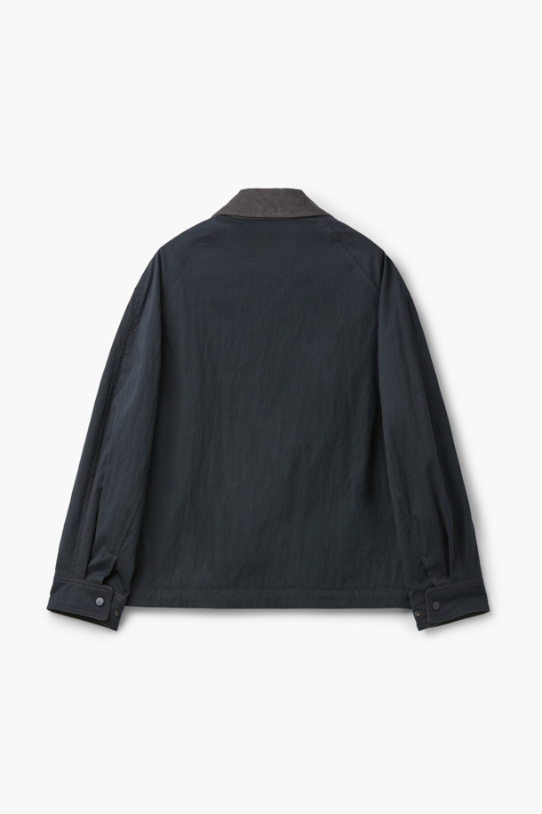 "크링클 TOOK 재킷"은 간절기에 착용하기 좋은 캐주얼 스타일의 자켓입니다. 블랙 컬러의 무지 디자인으로, 출근룩과 모임룩 등 다양한 TPO에 활용할 수 있습니다. 오버핏으로 편안한 착용감을 선사하며, 카라 부분의 코듀로이 배색과 크링클 텍스처가 특징입니다. 스냅과 지퍼 이중 여밈 방식으로, 가슴 사선 포켓과 하단 입체 포켓으로 실용성을 더했습니다. 드로우스트링 밑단으로 핏 조절이 가능합니다.
