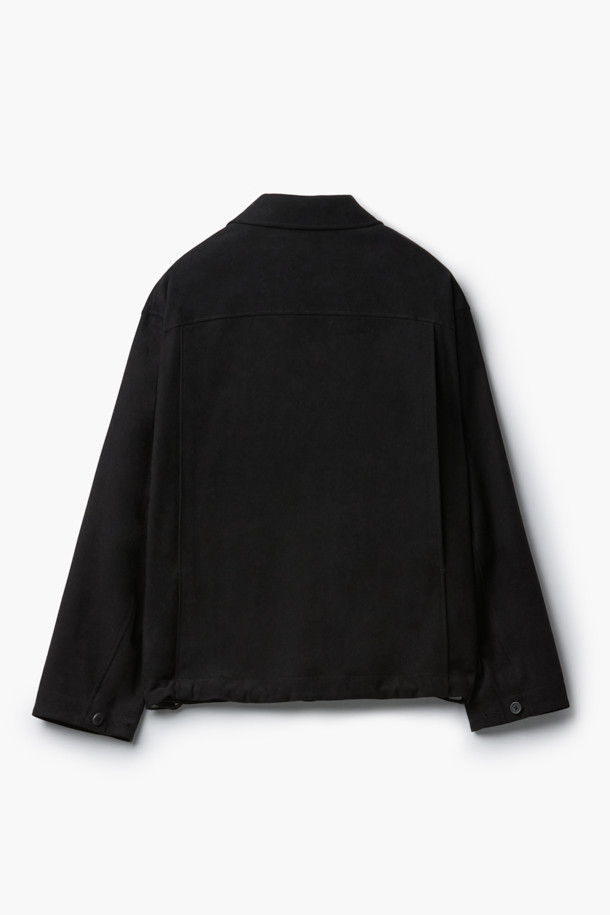 네이비 컬러의 스웨이드 초어 재킷입니다. 부드러운 촉감의 스웨이드 소재로 제작되어 봄, 가을에 착용하기 좋으며, 루즈핏으로 편안한 착용감을 선사합니다. 클래식, 미니멀, 시크 스타일을 연출하기에 적합하며, 데이트룩과 비즈니스 캐주얼에 활용하기 좋습니다. 가슴 사선 주머니, 하단 플랩 포켓, 소매 끝단 버튼, 드로우스트링 등의 디테일이 돋보이는 디자인입니다. 버튼 여밈 방식의 레귤러 기장으로, 다양한 스타일링에 활용할 수 있습니다.
