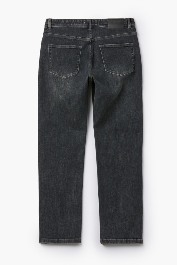 **중청 데일리핏 데님**

**데일리룩**과 **비즈니스 캐주얼** 스타일을 모두 아우르는 중청 데님입니다. 부드러운 촉감의 데님 소재에 **슬림핏**과 **데일리핏**으로 편안함을 더했습니다. **그레이** 및 **블루블랙** 두 가지 컬러로 출시되어, **사계절** 어떤 스타일에도 매치하기 좋습니다. 은은한 그레이 워싱과 **한지 소재 와펜 디테일**, **epigram 로고**가 세련된 무드를 연출하며, 스트레치 소재로 활동성을 높였습니다. **미니멀**, **클래식**, **캐주얼** 등 다양한 스타일을 즐겨보세요.
