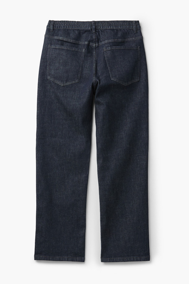 네이비 논페이드 밴딩 컴포트핏 데님은 사계절 내내 활용 가능한 베이직 스타일의 데님 팬츠입니다. 부드러운 촉감의 데님 소재로 제작되어 편안한 착용감을 선사하며, 밴딩 처리로 활동성을 높였습니다. 물 빠짐이 적고 내구성이 뛰어나며, 107cm의 기장으로 제작되어 다양한 비즈니스 캐주얼 및 출근룩에 잘 어울립니다. 스트레이트 컴포트핏으로 제작되어 클래식, 미니멀, 캐주얼 스타일 모두 소화 가능하며, 무지 디자인으로 어떤 상의에도 쉽게 매치할 수 있습니다.
