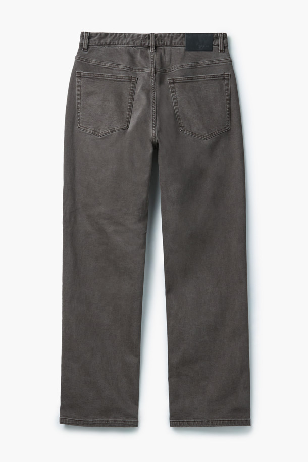 피그다잉 기모 컴포트핏 데님은 부드러운 촉감과 두꺼운 두께감으로 겨울철 따뜻하게 착용 가능한 데님 팬츠입니다. 그레이 컬러의 무지 디자인으로, 캐주얼 및 베이직 스타일을 연출하며 출근룩으로도 활용 가능합니다. 피그먼트 염색 기법, 고스트레치, 고밀도, 형태 안정성, 한지 와펜 디테일로 완성도를 높였습니다. 컴포트핏 스트레이트 핏으로 편안한 착용감을 제공하며, 기모 안감으로 보온성을 더했습니다.
