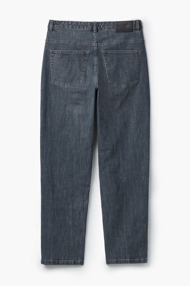 중청과 그레이 컬러가 조화롭게 어우러진 워시드 데님 팬츠입니다. 힙과 허벅지에 여유를 주어 편안한 착용감을 선사하며, 릴랙스핏과 위켄드핏으로 활동성을 높였습니다. 부드러운 데님 소재에 스트레치 기능까지 더해져 편안함을 극대화했습니다. 한지 와펜 디테일과 epigram 로고가 디자인 포인트를 더하며, 비즈니스 캐주얼부터 캐주얼, 미니멀, 클래식 스타일까지 폭넓게 활용할 수 있습니다. 긴 기장감으로 다양한 스타일 연출이 용이합니다.
