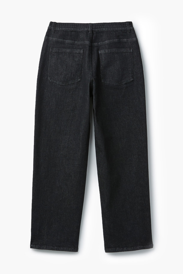 블랙 논페이드 밴딩 릴렉스핏 데님은 부드러운 촉감과 편안한 착용감을 선사하는 데님 팬츠입니다. 사계절 내내 활용 가능한 베이직하고 캐주얼한 스타일로, 릴렉스핏과 벌룬핏을 넘나드는 여유로운 핏을 자랑합니다. 물 빠짐이 적고 내구성이 뛰어나며, 바이오 워싱 처리로 자연스러운 멋을 더했습니다. 밴딩 처리로 편안함을 더했으며, 107cm의 적당한 기장으로 다양한 스타일을 연출하기 좋습니다. 동네 마실룩, 여행룩 등 편안한 TPO에 캐주얼, 미니멀, 클래식 스타일을 더해 보세요.
