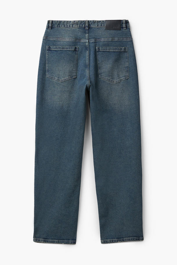 베이지 톤의 틴 워싱 릴렉스핏 데님 팬츠입니다. 사계절 내내 활용하기 좋은 이 데님 팬츠는 빈티지하면서도 트렌디한 스타일을 연출합니다. 12.5oz 중량의 데님 소재와 신축성 있는 원단으로 편안한 착용감을 선사하며, 브러쉬 디테일과 한지 와펜이 포인트로 더해졌습니다. 릴렉스핏과 벌룬핏의 조화로 자연스러운 실루엣을 완성하며, 기장은 107cm입니다. 동네 마실룩이나 여행룩 등 캐주얼한 스타일에 잘 어울립니다.
