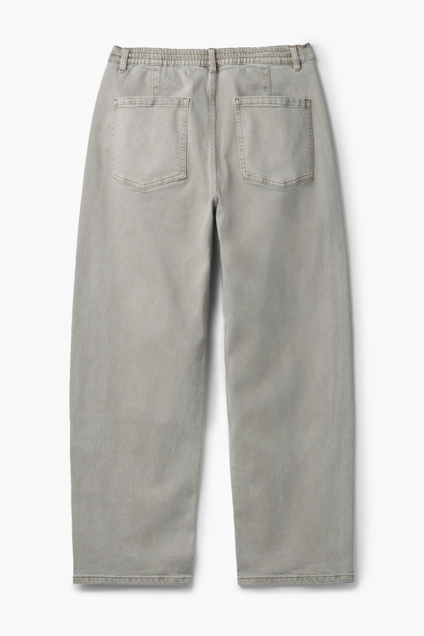 **피그다잉 베럴레그 (Barrel Leg) 밴딩 데님**은 남성 고객을 위해 디자인된 캐주얼 데님 팬츠입니다. 네추럴 컬러의 무지 디자인으로, 일상 및 비즈니스 캐주얼에 모두 활용 가능합니다. 릴랙스 핏의 베럴레그드 실루엣과 밴딩 처리로 편안한 착용감을 선사하며, 허벅지와 엉덩이 부분은 넉넉하게, 무릎 아래로는 좁아지는 디자인이 특징입니다. 피그먼트 염색 기법과 스트레치 원단을 사용하여 부드러운 촉감과 형태 안정성을 높였으며, 기장은 108cm입니다. 미니멀하고 클래식한 스타일을 추구하는 고객에게 비즈니스 캐주얼룩과 출근룩으로 추천합니다.
