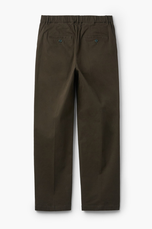 **위켄드 밴딩 치노 팬츠**는 부드러운 고밀도 코튼 소재로 제작되어 편안한 착용감을 선사합니다. 허리와 힙, 허벅지 부분에 여유를 주어 활동성을 높였으며, 밴딩 처리로 편안함을 더했습니다. 가을, 초겨울에 어울리는 베이직 스타일의 브라운 컬러 무지 치노 팬츠로, 원턱 디테일과 테이퍼드 핏이 특징입니다.  출근룩, 비즈니스 캐주얼, 가을 나들이룩 등 다양한 TPO에 활용 가능하며, 클래식, 미니멀, 캐주얼 스타일을 모두 소화합니다. 형태 안정성이 뛰어나 관리가 용이하며, 신축성 있는 소재로 편안하게 착용할 수 있습니다.
