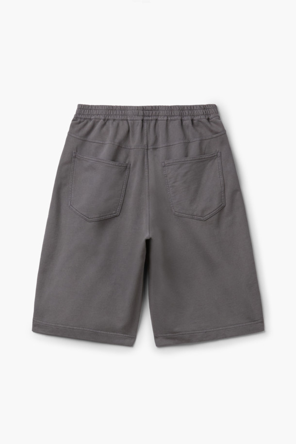 천연 다잉 스웻 반바지 (set-up)는 편안한 일상복을 위한 여름철 필수 아이템입니다. 석류와 오배자 천연 염색으로 은은하고 자연스러운 컬러감을 선사하며, 바이오 워싱 가공을 통해 부드러운 촉감을 자랑합니다. 루즈핏으로 제작되어 활동성이 뛰어나며, 턱 디테일과 스트링으로 개성 있는 연출이 가능합니다. 셋업으로 착용하여 미니멀하고 세련된 스타일을 완성할 수 있으며, 동네 마실룩, 휴가룩, 여행룩 등 다양한 TPO에 활용하기 좋습니다. 면 소재로 제작되어 편안함은 물론, 유행을 타지 않는 클래식한 매력을 더했습니다.
