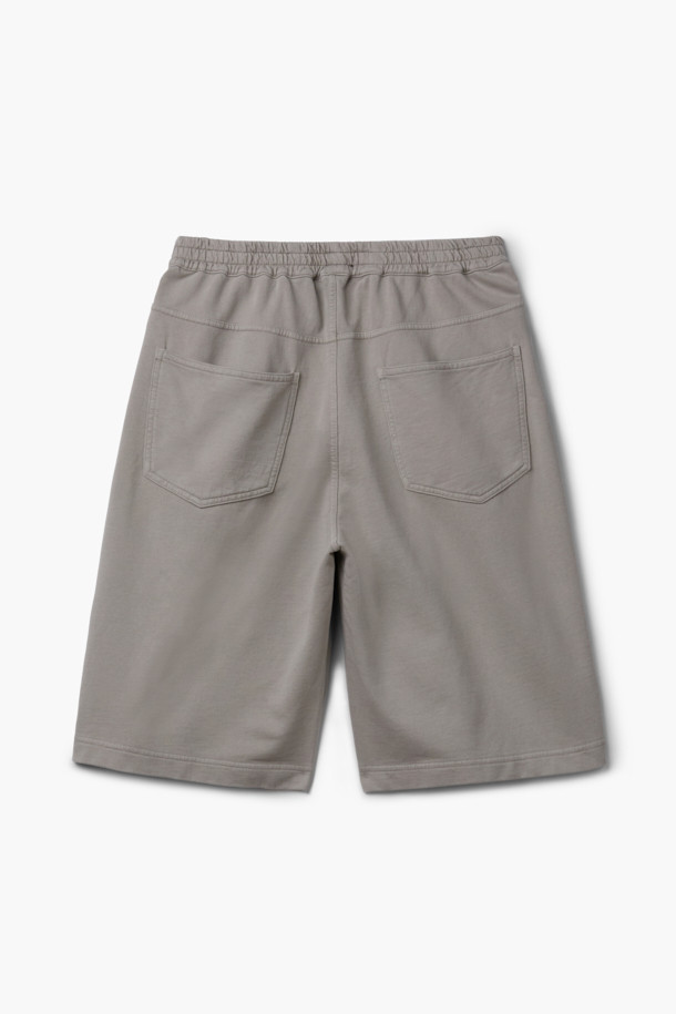 천연 다잉 스웻 반바지 (set-up)는 편안함과 스타일을 모두 갖춘 베이지 컬러의 반바지입니다. 봄, 여름 시즌에 어울리는 얇은 두께와 부드러운 촉감의 면 소재로 제작되었습니다. 미니멀하고 베이직한 디자인에 루즈핏으로 제작되어 편안한 착용감을 선사하며, 턱 디테일과 스트링, 밴딩으로 활동성을 높였습니다. 석류와 오배자 천연 염색, 바이오 워싱 가공을 거쳐 은은한 멋을 더했으며, 셋업으로도 활용 가능하여 다양한 스타일을 연출할 수 있습니다. 동네 마실룩, 여행룩, 휴가룩 등 캐주얼하고 클래식한 스타일을 완성해보세요.
